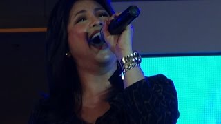 REGINE VELASQUEZ  Tuwing Umuulan At Kapiling Ka Live in SM City Cebu [upl. by Carol-Jean]