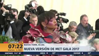 Los extravagantes looks de la gala MET 2017  24 Horas TVN Chile [upl. by Malina403]