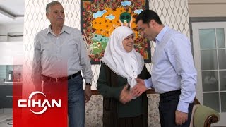 Demirtaş anne ve babasının elini öpüp seçim öncesi dualarını aldı [upl. by Stanwin]