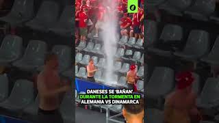 DANESES se quotbañanquot y bailan durante TORMENTA ELÉCTRICA que detuvo el ALEMANIA vs DINAMARCA  Depor [upl. by Montanez173]