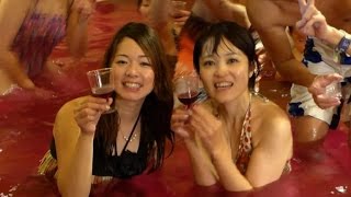 Larrivée du Beaujolais fêtée au Japon dans un spa de vin [upl. by Riane]