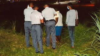 Roofverdachte stkt drie politiemannen tijdens aanhouding Suriname Niews [upl. by Janicki516]