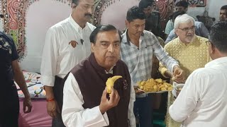 jamnagar  Mukesh Ambani eating bhajiya said that quotKhambhalias bhajiya is world famousquot [upl. by Timmi]