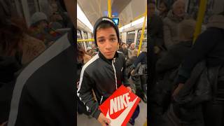 Verschenke Schuhe in der UBahn shorts [upl. by Rafat]