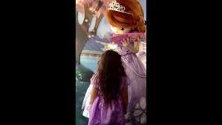 Meeting Sofia the first  Conhecendo Sofia the first  Disney  Hollywood Studios  Sophie [upl. by Aliel]