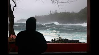 La Réunion en alerte rouge à lapproche du cyclone Emnati • FRANCE 24 [upl. by Lareine]