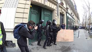 GILETSJAUNES prit en tenaille dans une rue de paris un crs reçoit un pavé quot acte 17 quot [upl. by Norri]