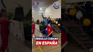 Joven cubana se gradúa en España luciendo la bandera de Cuba quotDonde sea llevo a los míosquot [upl. by Richy852]