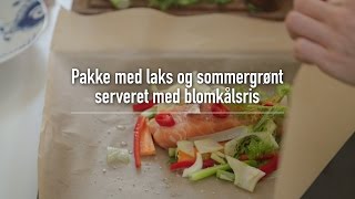 Pakke med laks og sommergrønt serveret med blomkålsris [upl. by Salangia949]