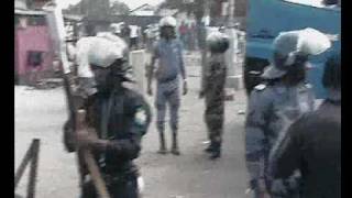 Gabon Emeute Port Gentil DEVANT LA PRISON suite à la contestation de lélection presidentiel au gabon Jeudi 3 Sept 2009 [upl. by Jessalyn881]