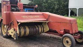 SMOKES BUT RUNS  Self Propelled HAY Baler  NEW HOLLAND HAYCRUIZER 1282 [upl. by Naillik942]