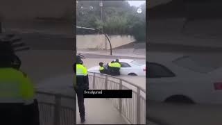 Los Mossos rescatan a un hombre atrapado en su coche en Barcelonal [upl. by Gideon336]