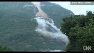 Impresionante derrumbe de la ladera de una montaña en los Alpes suizos [upl. by Niboc61]