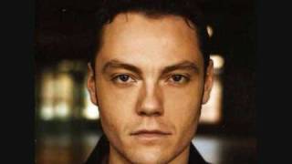 Tiziano Ferro  A Mi Edad [upl. by Yalcrab]