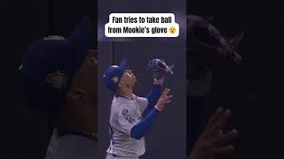 This fan tried to steal the ball from Mookie Betts glove 😲 shorts [upl. by Vasiliu672]