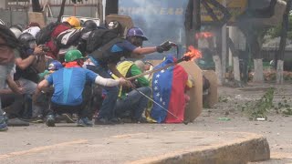 Manifestación ciudadana en Caracas desemboca en disturbios con cuerpos de seguridad [upl. by Yreme916]