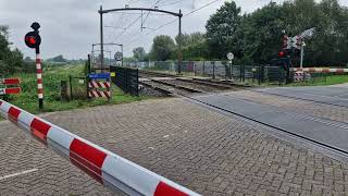 Trein passeert overweg in Heukelom bij BerkelEnschot [upl. by Frodi806]