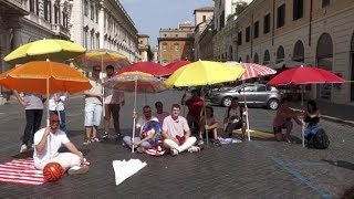 Roma ombrelloni in piazza contro la proroga del Governo a favore delle concessioni balneari [upl. by Dyrraj]