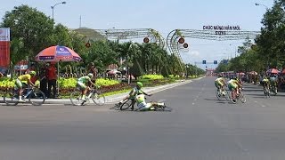 Cúp truyền hình 2016  Clip ôm cua té xe của 2 VĐV An Giang ở chặng 11  Quy Nhơn [upl. by Warren]