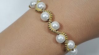 DIY Pulsera fácil con perlas y cuentas ❤️  Pulseras de Moda✔️ [upl. by Oglesby]