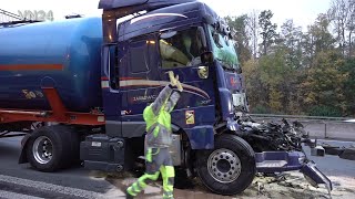 26102021  VN24  LKW Unfall auf der A1  Zugmaschine muss vor Abschleppen zusammen gesetzt werden [upl. by Ignatzia]