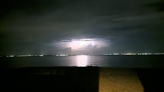 Nachtgewitter auf Chalkidiki über Psakoudia in Griechenland Naturschauspiel über der Bucht [upl. by Hogg228]