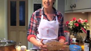 Kitchen Queen  how to make a Christmas Pudding [upl. by Hubing]