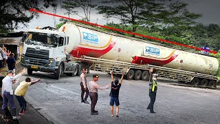 VIRAL  Drama Paling Sulit Truk Semen Terpanjang Penuh Perjuangan Untuk Lewat Sitinjau Lauik [upl. by Marget]