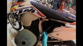 TUTO1 comment nettoyer et graisser son filtre à air de motoktm exc 450 [upl. by Ymorej]