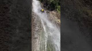 Rappelling en una cascada de Puerto Rico 🇵🇷 cascada turismopuertorico puertorico [upl. by Kcirdneked]