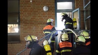 Feuer im Wilhelmsburger Bürgerhaus  Schnelles eingreifen der Freiwilligen Feuerwehr verhindert sch [upl. by Nrehtak]