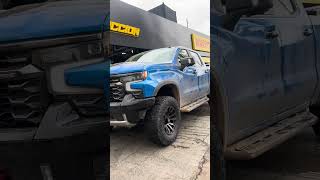 Chevrolet Silverado ZR2 2023 con Leveling 2quot Rough Country Llantas Fuel 18x9quot y Neumáticos Cooper [upl. by Courtland]