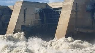 Le barrage de VilleneuvelèsAvignon et le Rhône totalement déchaîné rien de plus fort que leau [upl. by Yecad]