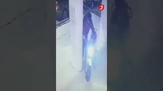 🔴 ASÍ ROBAN UNA MOTO en pleno centro de Puerto Madryn [upl. by Colburn]