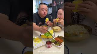 小氣老公太貪了，為了幾顆鵪鶉蛋錯過了大烤腸，他都氣哭了 food 整蠱 funny [upl. by Akirdna]