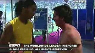 Ronaldinho intercambio su camiseta con Messi  171110  Brasil 0  Argentina 1 [upl. by Ertnod670]