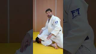 Renverser Uke avec la technique de lOmoplata [upl. by Ahtis]