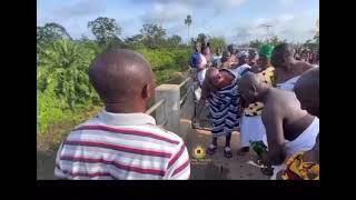 Libation has to be poured to get ASANTEHENE across River pra festival  Wonim amammrɛ wonsɛi amammrɛ [upl. by Ellennoj104]