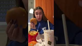 Elisa Esposito parla con un panino del Mc Donald [upl. by Ariaek358]