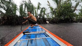 Nyaris zonk mendadak hujan sangat deras saat mancing di sungai langsung masak mie tiaw udang galah [upl. by Sikras]