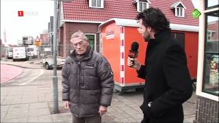 Jakhals Erik krijgt klappen in Volendam voor De Wereld Draait Door DWDD 19112010 [upl. by Liba951]