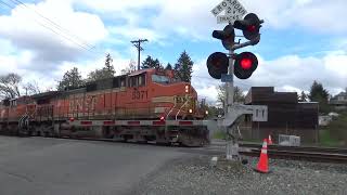 Southbound BNSF Mixed Freight Train passes through the South 19TH Street Railroad Crossing [upl. by Maleen]