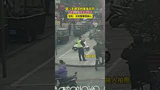 宝宝生病宝妈着急买药，把婴儿交给警察就跑…宝妈：交给警察我放心 警察 正能量 [upl. by Braunstein]