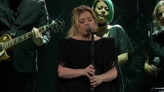 Kelly Clarkson  Shallow Lady Gaga amp Bradley Cooper Cover Live in Green Bay WI [upl. by Aleahc]