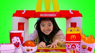 Emma Pretend Play con juguetes de MCDONALDS  ¡Divertida venta de garaje para NIÑOS [upl. by Janos]