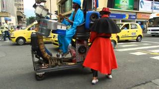 Cultura Popular Colombiana Caleños bailando y cantandoMusicos de la calle en Cali [upl. by Suoivart811]