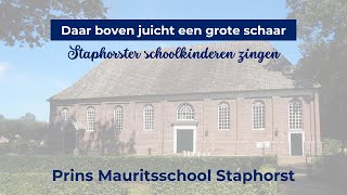 Daar boven juicht een grote schaar Staphorster schoolkinderen zingen [upl. by Browne232]