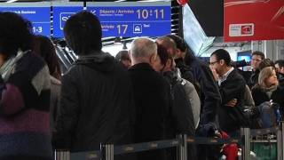 Aéroport de Lyon  un départ sur deux assuré ce samedi aprèsmidi [upl. by Ocsirf700]