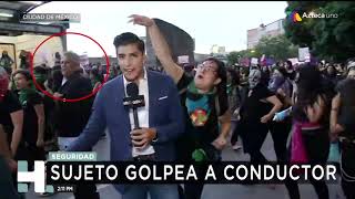 Provocadores golpean a reporteros en marcha contra violencia de género [upl. by Enalda]