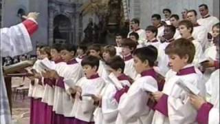 Pueri Cantores Capella Sistina  Ave Regina coelorum [upl. by Aneelak]